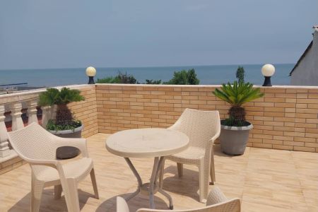 خانه مبله با تراسی رو به دریا در رامسر - ط ۳