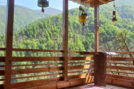 بوم گردی با منظره کوه در شفت - کوهستان