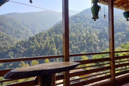بوم گردی با منظره کوه در شفت - کوهستان
