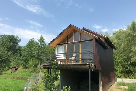 کلبه نزدیک دریاچه سراگاه