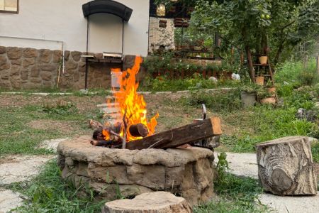 کلبه نقلی با حیاطی دلباز در قائمشهر - واسکس