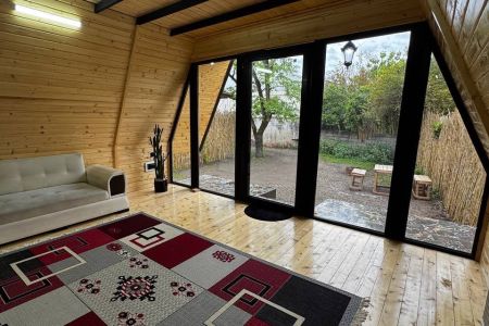 کلبه سوئیسی نزدیک مجتمع رفاهی در زیباکنار