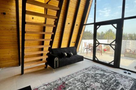 کلبه سوئیسی نزدیک دریا در فرح آباد