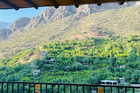 خانه با بالکن دلباز در پاوه روستای داریان