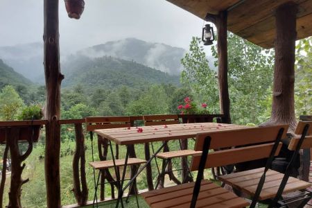 Renting a wooden hut in Lafur - Imam Kola