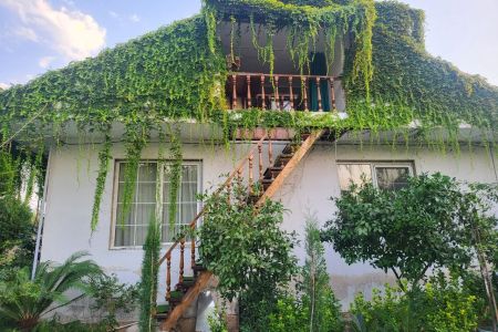 سوئیت حیاط دار با نمای پیچک در فومن - بوئین