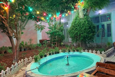 بومگردی نزدیک میدان نقش جهان اصفهان - تاج