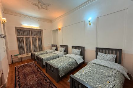 بومگردی نزدیک میدان نقش جهان اصفهان - تاج