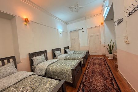 بومگردی نزدیک میدان نقش جهان اصفهان - تاج