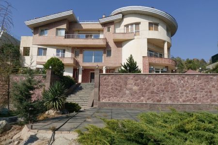ویلا تریبلکس با حیاط درختکاری شده در لواسان
