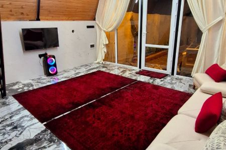 کلبه سوئیسی در جاده فرح آباد