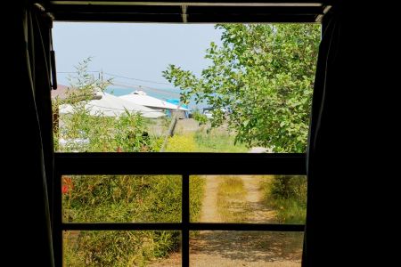 بومگردی نزدیک به ساحل دریا در رامسر