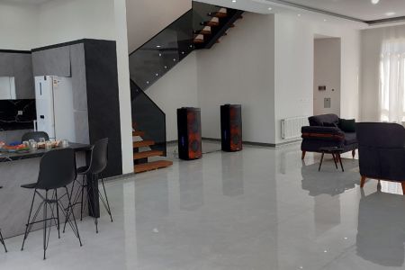 ویلا استخردار در چهارباغ - شهرک زعفرانیه - و ۲