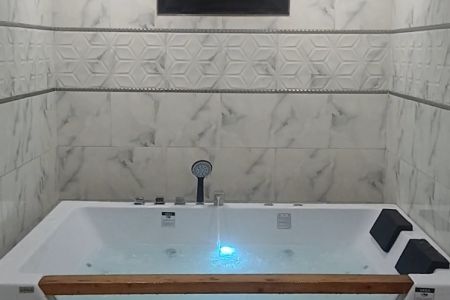 کوخ سویسری مع جاکوزی فی طاهر جوراب - المنزل المجاور