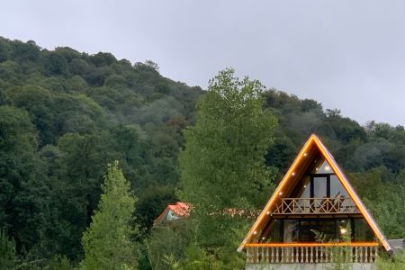 کلبه سوئیسی جنگلی در لفور - شارقلت