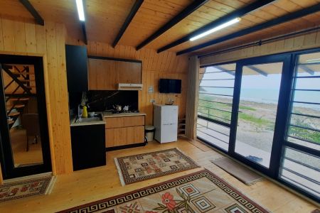 کلبه سوئیسی کنار ساحل دریا در نوشهر - نجارده