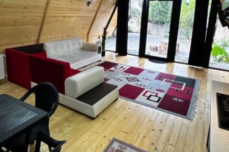 کلبه سوئیسی نزدیک مجتمع رفاهی در زیباکنار