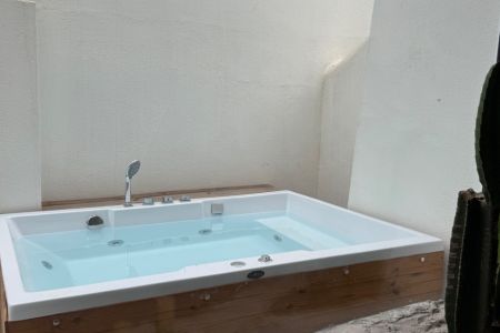 رزرو سوئیت صخره ای با وان جکوزی در ایزدشهر