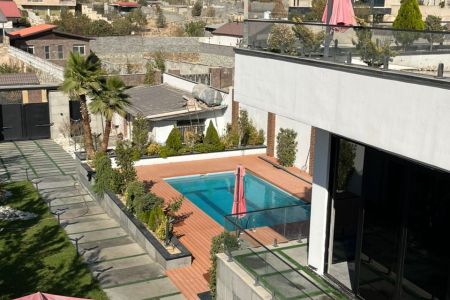 ویلا با استخر روباز و سرپوشیده در مهراباد