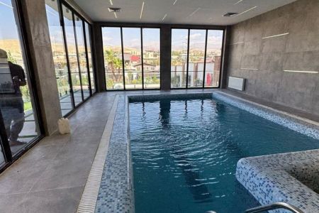 ویلا با استخر روباز و سرپوشیده در مهراباد