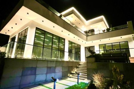 ویلا با استخر روباز و سرپوشیده در مهراباد