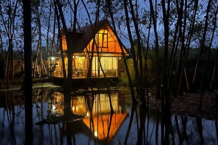 کلبه چوبی کنار برکه در لنگرود - کومله