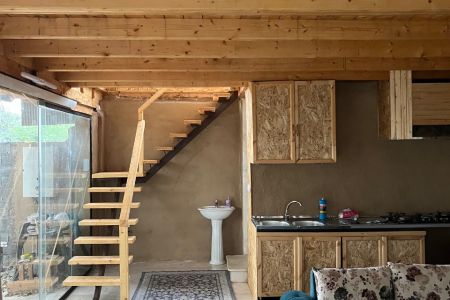 کلبه چوبی کنار برکه در لنگرود - کومله