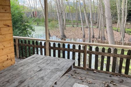 کلبه چوبی کنار برکه در لنگرود - کومله