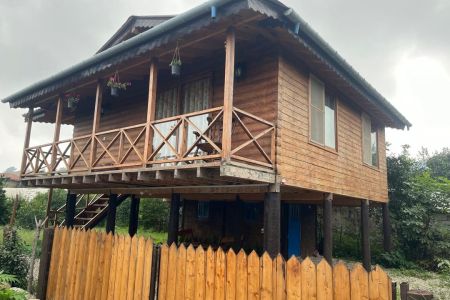 کلبه چوبی کنار باغ پرتقال در اربکله - سرلیماک