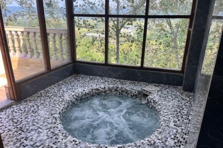 کلبه سوئیسی جکوزی دار رو به جنگل در لفور - سیدکلا