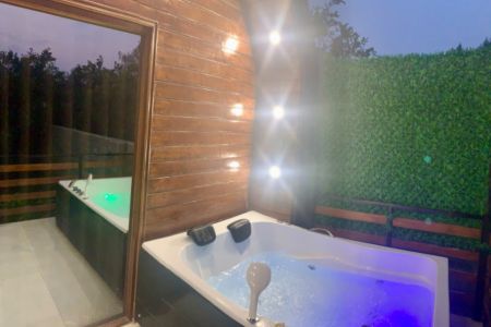 کلبه سوئیسی جکوزی دار کنار رودخانه در بابلکنار