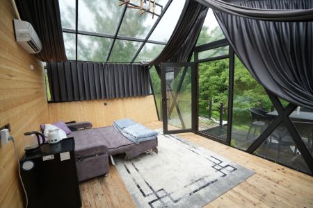 کلبه با سقف شیشه ای در لفور - شارقلت