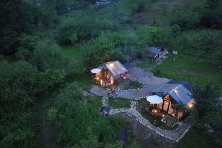 کلبه با سقف شیشه ای در لفور - شارقلت