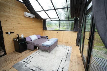 کلبه با سقف شیشه ای در لفور - شارقلت