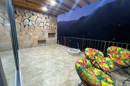 سوئیت با بالکن دلباز در پاوه روستای داریان