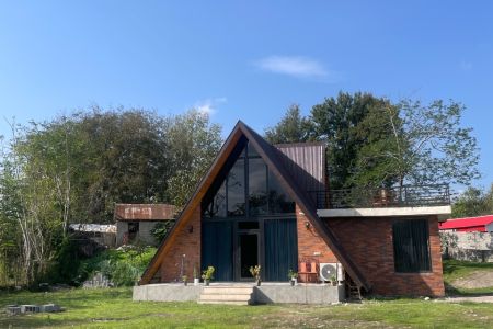 کلبه سوئیسی با تراسی دلباز در ماسال - قران