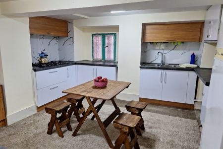 بومگردی در آستانه - داخل پایین - گیل لاکو