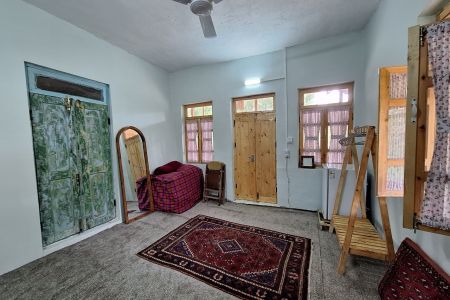 بومگردی در آستانه - داخل پایین - گیل لاکو