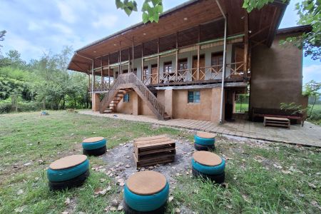 بومگردی در آستانه - داخل پایین - گیل لاکو