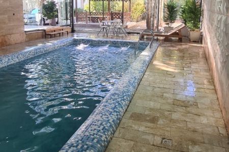 ویلا با استخر سرپوشیده در چهارباغ - رامجین