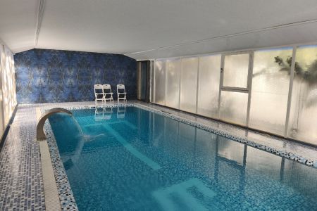 ایجار فیلا مع مسبح فی باغ بهادران