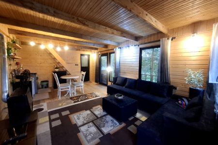 کلبه چوبی کنار رود در ماسال - خانقاهبر