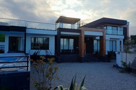 فيلا بمسبح وحديقة على السطح في رامسر