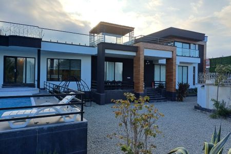 ویلا استخردار با روف گاردن در رامسر