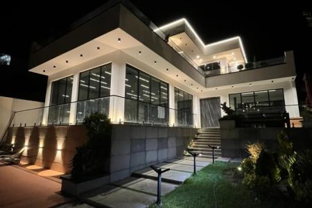 ویلا با استخر روباز و سرپوشیده در مهراباد