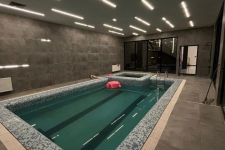 ویلا با استخر روباز و سرپوشیده در مهراباد