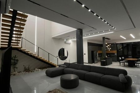 ویلا با استخر روباز و سرپوشیده در مهراباد