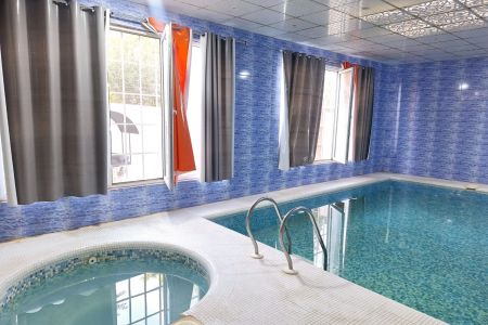 ویلا با استخر و جکوزی در چهارباغ - زعفرانیه