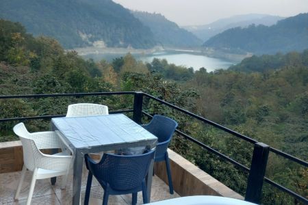 کلبه سوئیسی با ویو کوه و سد میجران در رامسر