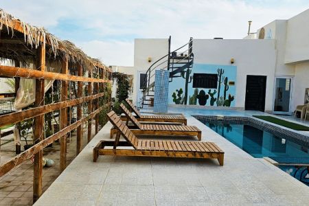 اقامتگاه بلک کاکتوس با استخر سانسی در قشم